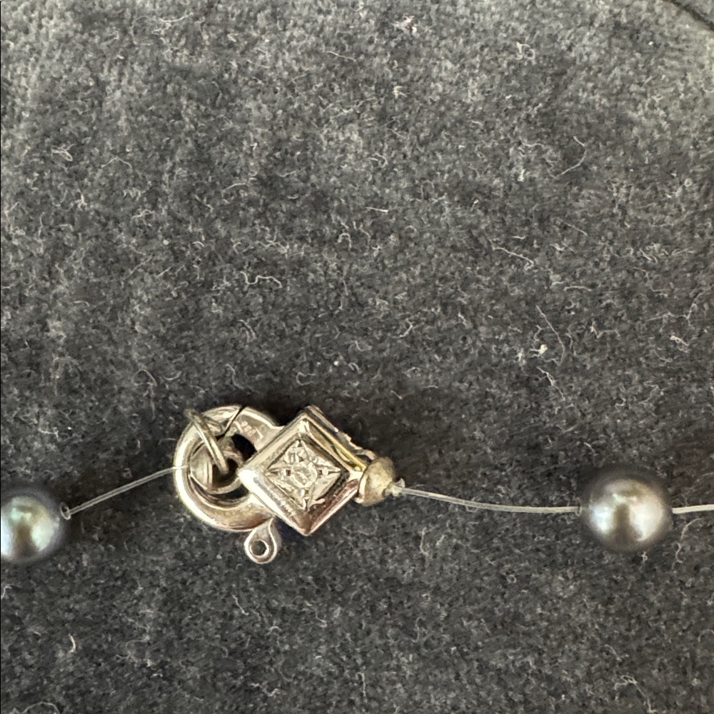 Black Pearl “Tin Cup” necklace with white gold/ diamond clasp - Picture 3 of 5